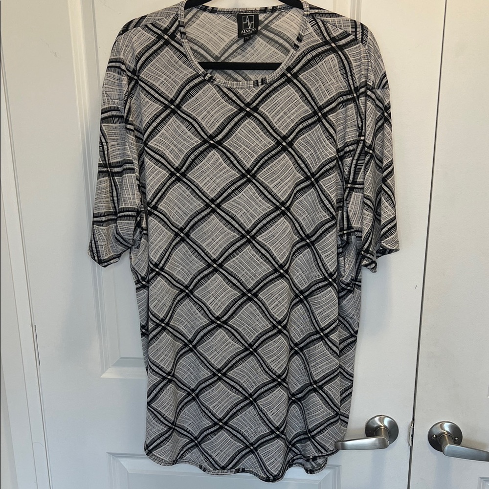Men’s Black and White Patterned Short Sleeve Shirt